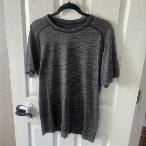 Lululemon Men’s Metal Vent Tech Short Sleeve Shirt Gray Medium